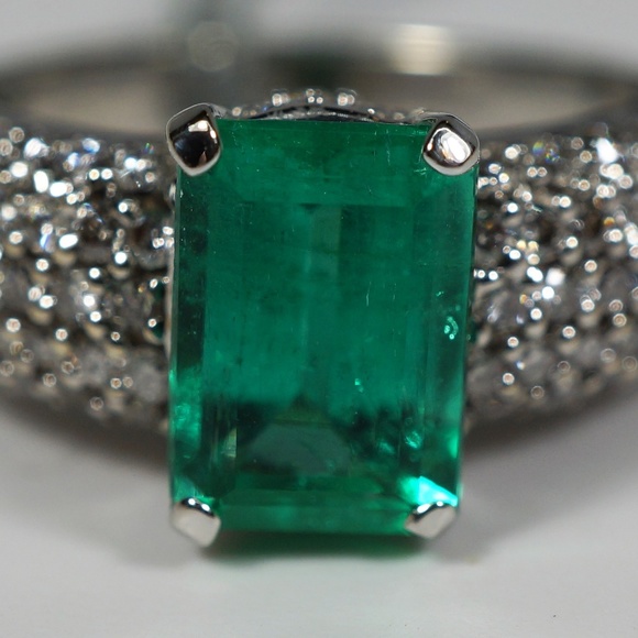 14KW gold Colombian emerald and diamond ring - Picture 2 of 8